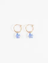 Aros dorados tipo argolla con dije de pulpo azul con lunares blancos.