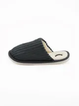 Pantuflas abiertas color gris con textura acanalada y forro interno de corderito sintético blanco.