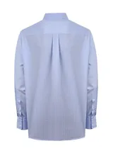 Camisa de manga larga RKF de corte regular fit, con diseño de rayas verticales en tonos celestes y blancos. Presenta cuello abotonado, cierre frontal con botones, bolsillo en el pecho con logo bordado y acabado resistente a las arrugas.