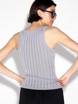 Musculosa gris acanalada con cuello redondo y sisas amplias.