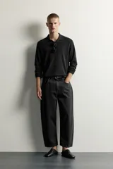 Jeans tapered wide fit de hombre, confeccionados en denim de algodón con efecto lavado en tono azul oscuro. Presentan diseño de cinco bolsillos, tiro medio, corte relajado y cierre frontal con cremallera y botón.