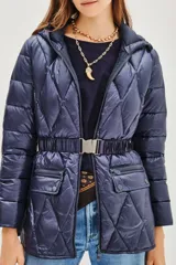 Campera acolchada de color azul marino con diseño de rombos, cierre frontal, capucha y bolsillos laterales con solapa. Presenta un ajuste entallado y acabado brillante.