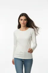 Remera de manga larga y cuello redondo, de corte clásico y ajuste entallado.