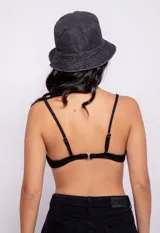 Top de bikini negro con textura animal print, breteles ajustables y gancho en la espalda.