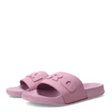 Sandalia tipo ojota de una sola banda ancha con el logo de la marca en relieve, confeccionada en material sintético de color rosado.