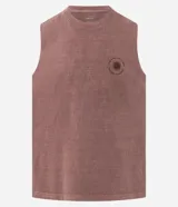 Musculosa masculina modelo Comfort, color rojo oscuro/vino con efecto desteñido, cuello redondo y sin mangas. Presenta un pequeño estampado circular en el pecho con lettering.