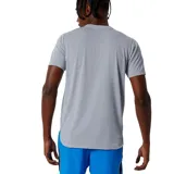 Remera gris de New Balance para hombre, de manga corta y cuello redondo. Cuenta con tecnología ICEx de secado rápido y tejido de malla transpirable.