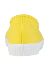 Zapatillas de lona modelo Greece de RKF, color amarillo con suela y puntera de goma blanca. Confeccionadas en algodón orgánico con ojalillos metálicos laterales y pequeña etiqueta decorativa.
