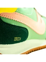 Championes deportivos Santa Barbara modelo Flair, en color amarillo con detalles en mostaza, plateado y blanco. Cuentan con cordones blancos, suela blanca y base de goma marrón.