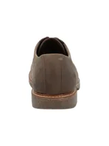 Zapato casual de cuero para hombre en color marrón, con cordones, punta redonda y suela de goma con textura.