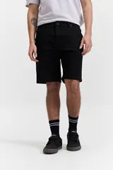 Bermuda de jean celeste, corte recto, con bolsillos delanteros y traseros, y presillas para cinturón.