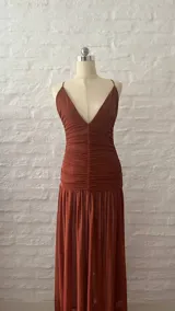 Vestido largo color terracota, con escote en V y breteles finos.