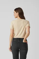 Remera de manga corta con cuello redondo, corte holgado y estampado frontal con diseño de leopardo y texto.