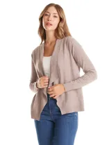 Cardigan de tejido liviano en color beige, con frente abierto y solapas tipo cascada. Presenta mangas largas entalladas con puños de rib y detalle de botones en la espalda.