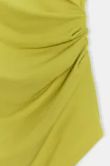 Top negro de manga corta con escote barco, detalle de drapeado en el lateral y diseño de bajo asimétrico.