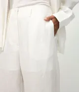 Pantalón de corte recto confeccionado en lino, con cintura elástica, trabillas para cinturón y bolsillos laterales. Incluye forro interno.