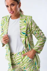 Blazer con estampado abstracto en tonos verde, blanco, rosa y celeste. Corte clásico con solapas y bolsillos laterales.
