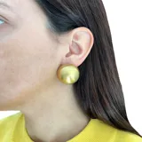 Aros de acero plateado con forma circular y acabado mate.