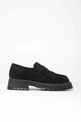 Mocasines de gamuza color tostado, con suela gruesa negra de goma con plataforma y diseño track.