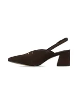 Zapato tipo stiletto con tira trasera ajustable, confeccionado en cuero nobuck color chocolate. Presenta una línea de tachas metálicas decorativas a lo largo del escote y un taco cuadrado forrado.