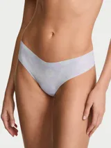 Tanga tipo thong color lila con estampado de limones, confeccionada en microfibra suave sin costuras y de tiro bajo.