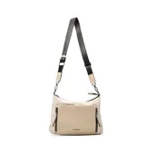 Bandolera color beige con correa ancha ajustable en color negro. Tiene un bolsillo frontal con cierre y dos bolsillos laterales con cierre.