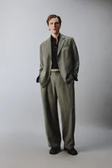 Blazer de corte relaxed fit confeccionada en tejido con mezcla de modal, en color verde militar. Presenta cuello con solapas de muesca, cierre frontal con un botón, bolsillos de vivo en el pecho y bolsillos con solapa en la cadera. Forro interior a rayas y abertura en el centro de la espalda.