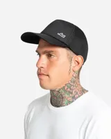 Gorro trucker negro con diseño clásico de paneles frontales de tela y parte trasera de red, con visera curva y pequeño logo estampado en el lateral.