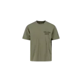Remera Gallery Dept. de manga corta y cuello redondo, en color verde militar, con estampado tipográfico pequeño en el pecho.