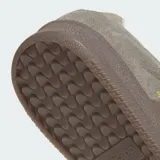 Championes Adidas modelo Samba XLG, con diseño de silueta rediseñada con mayor profundidad. Presentan exterior de cuero y gamuza en tonos gris y marrón, con las icónicas tres tiras laterales y suela de caucho robusta. Incluyen lengüeta acolchada y detalles en dorado.