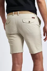 Bermuda tipo chino de gabardina, con cierre de cremallera y botón, bolsillos laterales y traseros, y pasacintos.