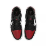 Championes Nike Air Jordan 1 Low, modelo clásico de corte bajo en color blanco y rojo, confeccionados en cuero sintético, con el icónico logo de las alas en el talón y el swoosh lateral en contraste.
