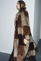 Abrigo largo de Zara Woman Collection con diseño patchwork de pelo sintético en tonos marrones. Presenta cuello de solapa, manga larga, cierre frontal y bolsillos delanteros.