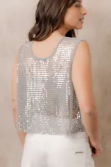 Top de red translúcido con aplicaciones de strass, sin mangas, de corte holgado y escote redondo.