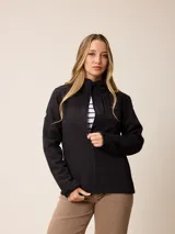 Campera softshell negra con cierre frontal completo, cuello alto y bolsillo con cierre en el pecho. Presenta un diseño técnico con ajuste en los puños y logo bordado en el pecho.