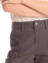 Pantalón de corte crop, color gris, con diseño de cinco bolsillos, cierre frontal con botón y ruedo irregular con terminación desflecada.