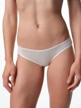 Bombacha de tiro medio confeccionada en tejido punto rib acanalado, con ribetes elásticos en cintura y piernas para un ajuste cómodo.