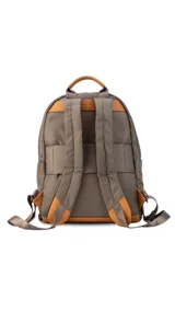 Mochila negra de tela impermeable con detalles en cuero sintético color marrón. Tiene un bolsillo grande frontal con broche, asas ajustables y faja para carry on.