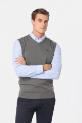 Chaleco tejido de hilo de algodón en color azul marino, con cuello en V y diseño clásico.