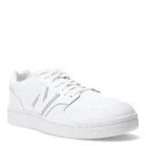 Championes New Balance modelo 480, de diseño clásico y minimalista en color blanco total. Presentan una parte superior de cuero con perforaciones en la puntera para mayor ventilación, el logo 'N' característico en los laterales y suela de goma resistente.