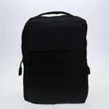 Mochila urbana de diseño minimalista en color negro, con compartimento principal y bolsillo frontal con cierre. Cuenta con manija superior y correas ajustables.