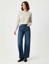 Buzo color beige con lentejuelas bordadas, marca Q2.