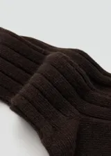 Par de calcetines de caña media con diseño acanalado, confeccionados en una mezcla de lana y cachemira en color marrón oscuro.
