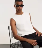 Musculosa negra de corte regular con textura de punto y escote redondo (canoa).