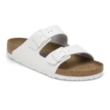 Sandalia Birkenstock modelo Arizona con dos correas ajustables con hebillas, base de corcho anatómica y suela de goma blanca.