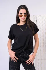 Remera básica de algodón color blanco, con mangas cortas y cuello redondo.