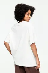 Remera oversize de algodón blanca con cuello redondo, mangas cortas amplias y estampa frontal gráfica de un leopardo con texto.