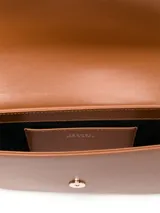 Bolso de mano color marrón claro, con correa de cadena dorada y cuero.