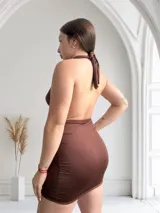 Vestido corto marrón con escote halter y espalda descubierta.