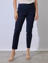 Pantalón blanco de gabardina elastizada, marca Ruby Rd, con pretina ancha elastizada, bolsillos delanteros simulados, bolsillos traseros aplicados y largo al tobillo.